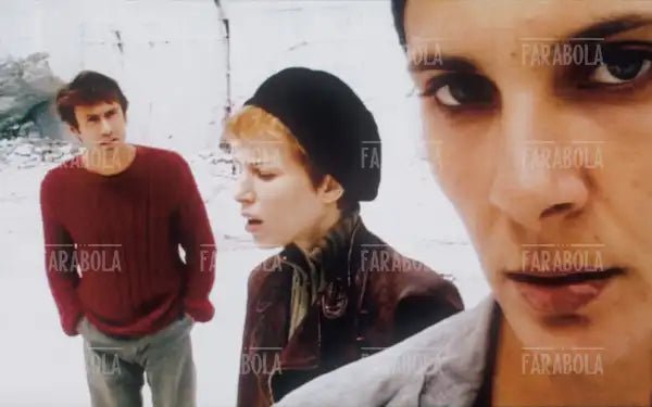 Fabrizio Gifuni, Sonia Bergamasco, Rosalinda Celentano nel film L'amore probabilmente, 2000 - Farabola Immagine digitale