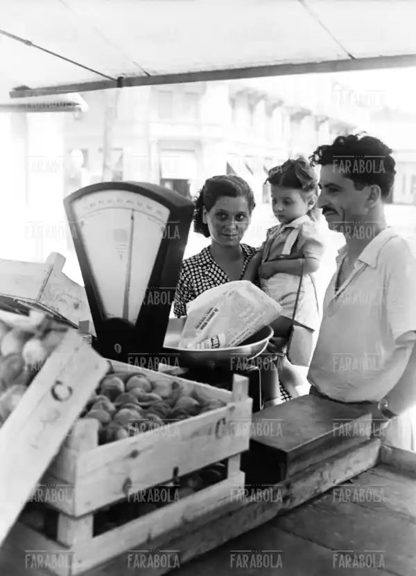 Famiglia al mercato, 1947 - Farabola Immagine digitale