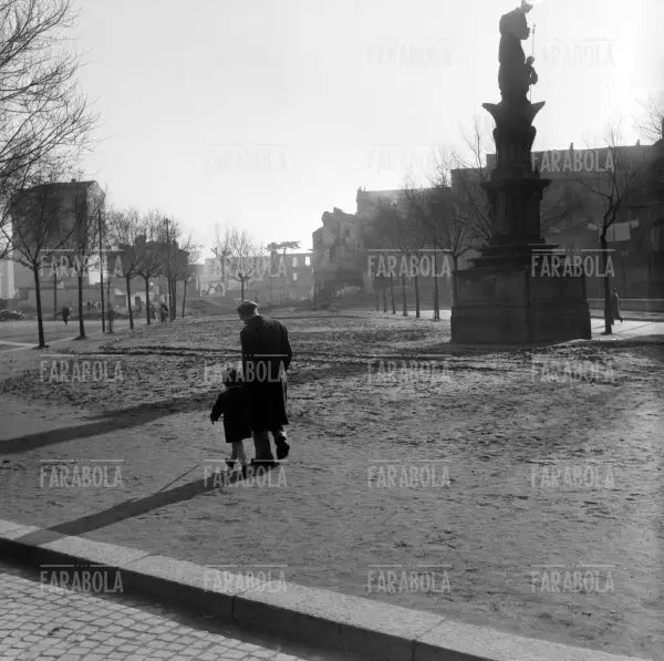 Famiglia al parco a Milano, 1954 - Farabola Immagine digitale