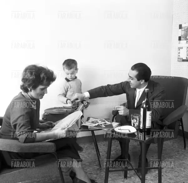 Famiglia ascolta un disco, 1960 - Farabola Immagine digitale