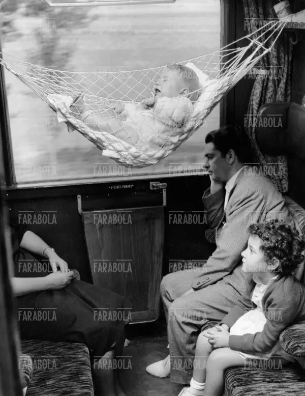 Famiglia con neonato in treno, Milano, 1959 - Farabola Immagine digitale