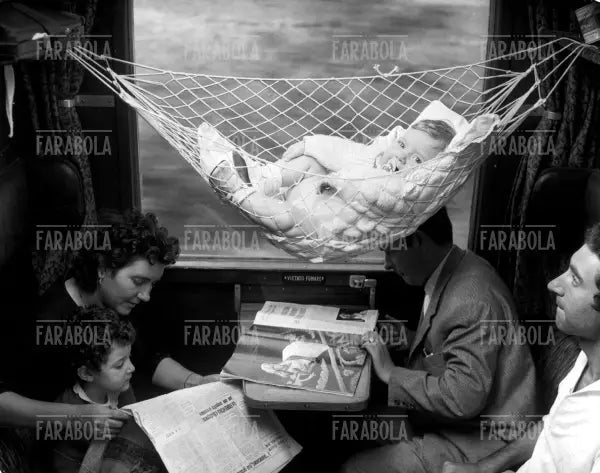 Famiglia con neonato in treno, Milano, 1959 - Farabola Immagine digitale