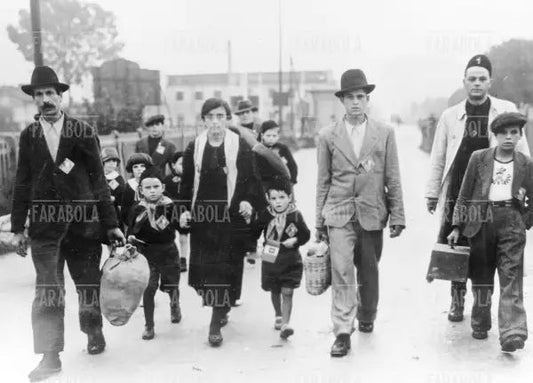 Famiglia di contadini in partenza per colonizzare la Libia, Venezia, 1938 - Farabola Immagine digitale