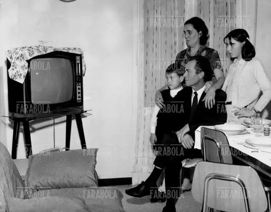 Famiglia guarda la televisione, 1954 - Farabola Immagine digitale
