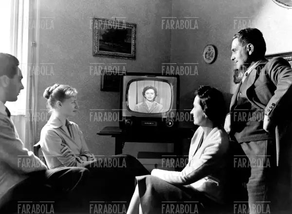 Famiglia guarda la televisione, 1956 - Farabola Immagine digitale