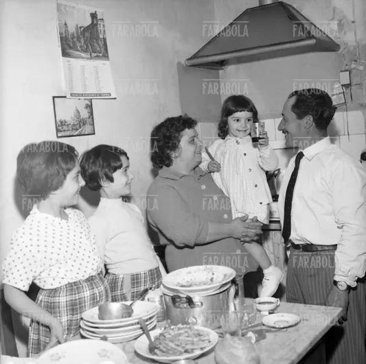Famiglia in cucina, Torino, 1960 - Farabola Immagine digitale