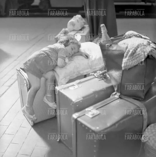 Famiglie in attesa del treno in Stazione Centrale, 1957 - Farabola Immagine digitale