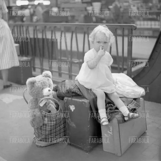 Famiglie in attesa del treno in Stazione Centrale, 1957 - Farabola Immagine digitale