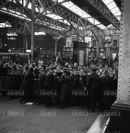 Fan dei Beatles sul set del film A Hard Day's Night, 1964 - Farabola Immagine digitale