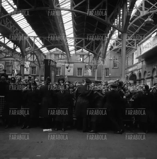 Fan dei Beatles sul set del film A Hard Day's Night, 1964 - Farabola Immagine digitale