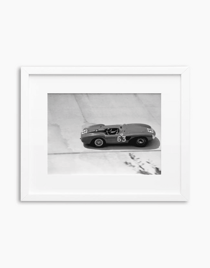 Fangio su Ferrari, Gp di Supercortemaggiore 1956 — stampa fine art con cornice bianca