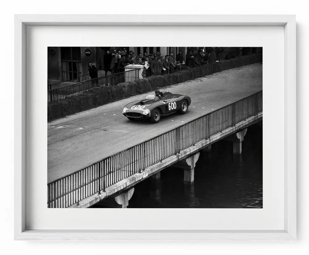 Fangio su Ferrari, Mille Miglia 1956 - Farabola Fotografia