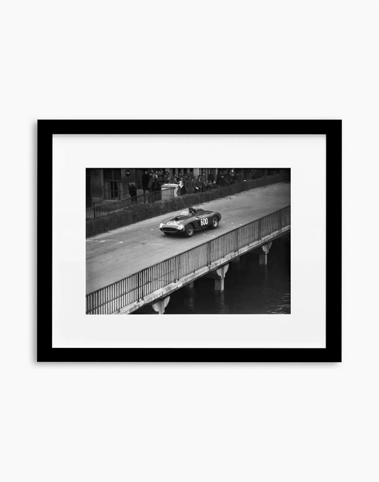 Fangio su Ferrari, Mille Miglia 1956 — stampa fine art con cornice nera