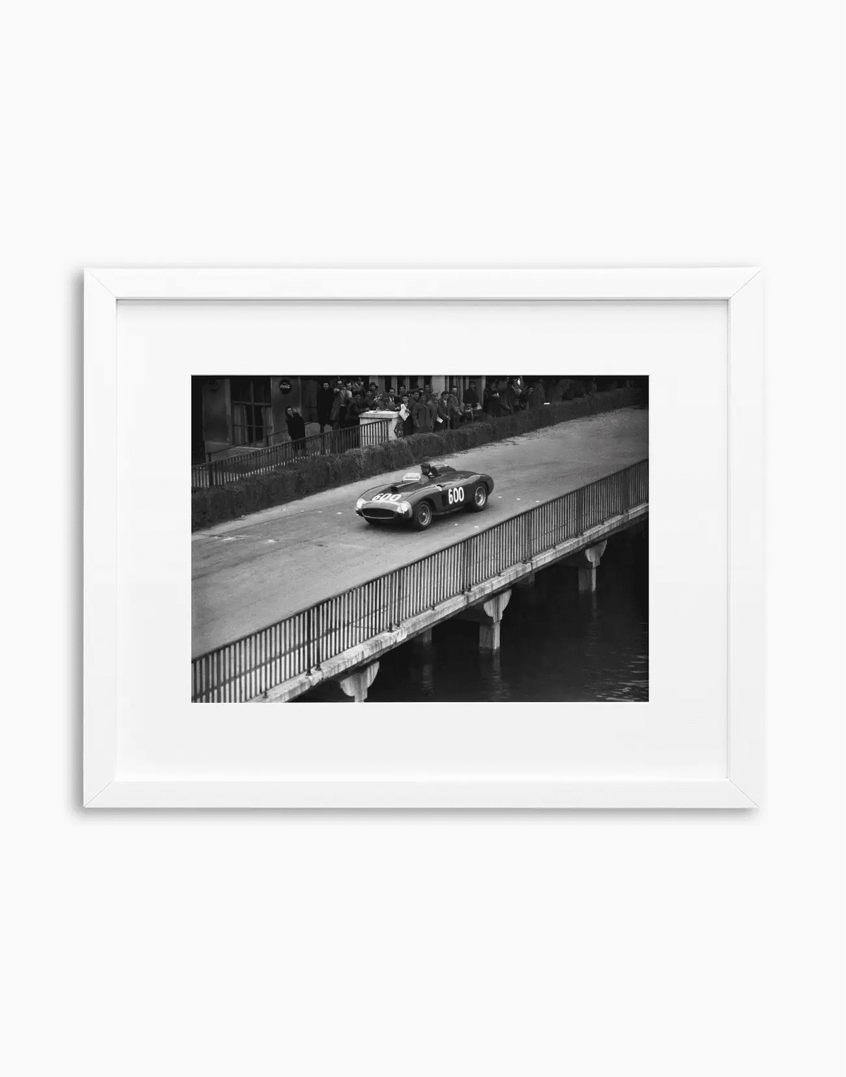 Fangio su Ferrari, Mille Miglia 1956 — stampa fine art con cornice bianca
