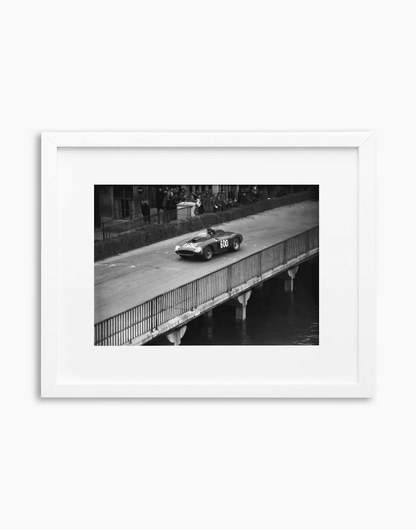 Fangio su Ferrari, Mille Miglia 1956 — stampa fine art con cornice bianca