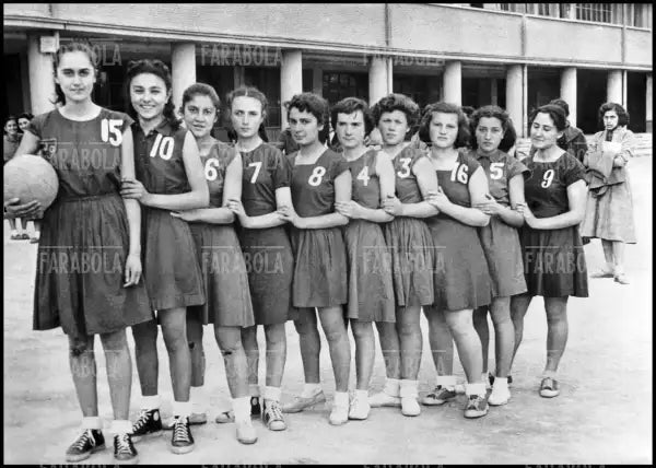 Farah Diba a scuola con la squadra di pallavolo, anni 50 - Farabola Immagine digitale