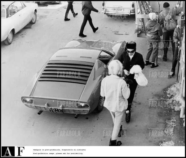 Farah Diba, moglie dello scià di Persia, sulla Lamborghini Miura, Sankt Moritz, 1968 - Farabola Immagine digitale