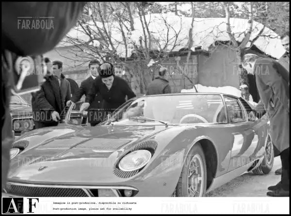 Farah Diba, moglie dello scià di Persia, sulla Lamborghini Miura, Sankt Moritz, 1968 - Farabola Immagine digitale