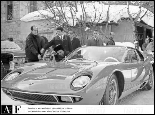 Farah Diba sulla Lamborghini Miura del marito, lo scià di Persia, Sankt Moritz, 1968 - Farabola Immagine digitale