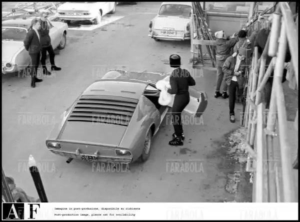 Farah Diba sulla Lamborghini Miura del marito, lo scià di Persia, Sankt Moritz, 1968 - Farabola Immagine digitale