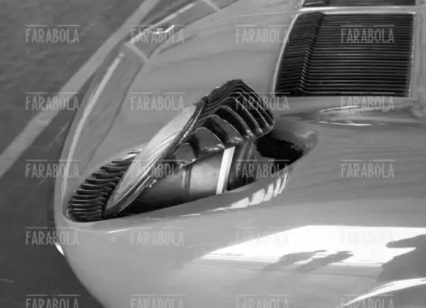Faro di una Lamborghini Miura nello stabilimento di Sant'Agata Bolognese, 1966 - Farabola Immagine digitale