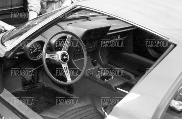 Faro di una Lamborghini Miura nello stabilimento di Sant'Agata Bolognese, 1966 - Farabola Immagine digitale