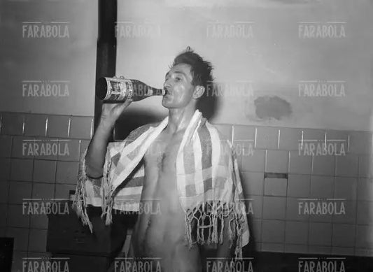 Fass Wilkes dopo il derby tra Inter e Milan, Milano, 1949 - Farabola Immagine digitale
