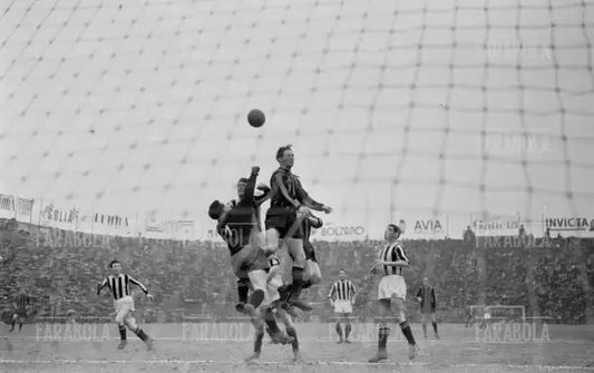 Fass Wilkes in azione, Inter vs Udinese, 1951 - Farabola Immagine digitale