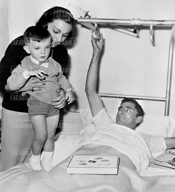 Faustino Coppi con Giulia Occhini e il figlio, 1957 - Farabola Immagine digitale