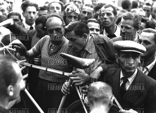 Fausto Coppi alla punzonatura del primo Giro, 1946 - Farabola Immagine digitale