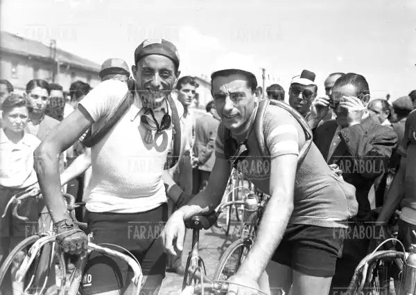 Fausto Coppi all'arrivo del Giro d'Italia, Milano, 1947 - Farabola Immagine digitale