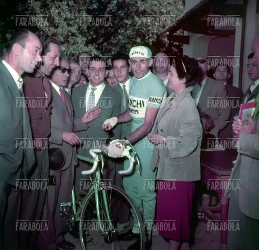 Fausto Coppi con i tifosi, anni 50 - Farabola Immagine digitale