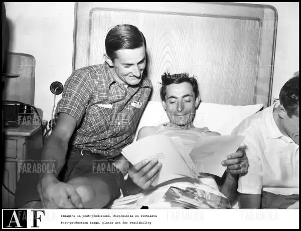 Fausto Coppi con le foto Farabola, 1949 - Farabola Immagine digitale