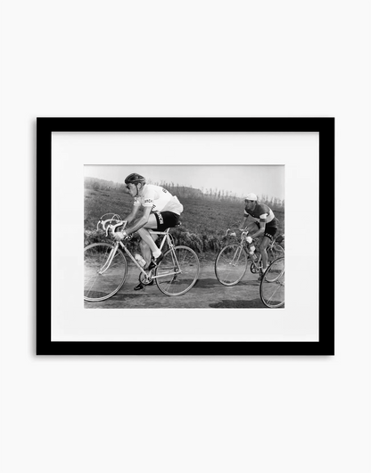 Fausto Coppi e Gino Bartali, Giro del Piemonte 1953 — stampa fine art con cornice nera