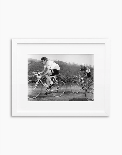 Fausto Coppi e Gino Bartali, Giro del Piemonte 1953 — stampa fine art con cornice bianca
