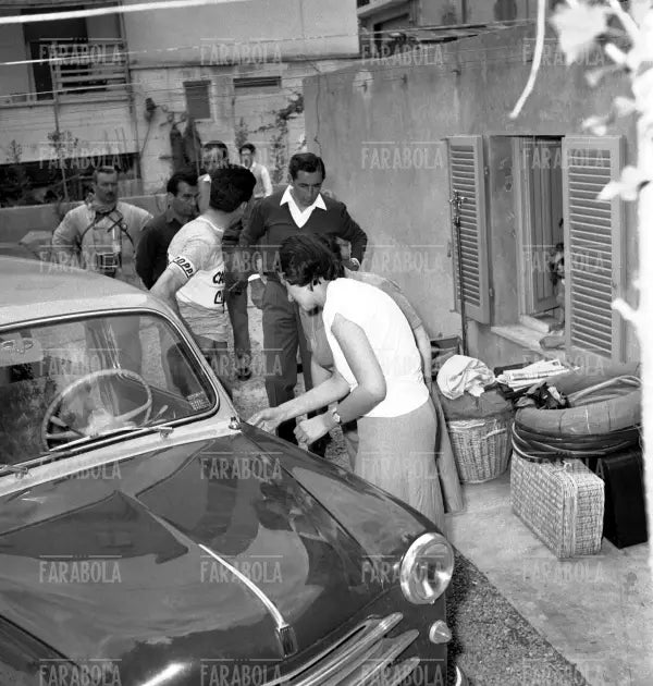 Fausto Coppi e Giulia Occhini lasciano il Giro, 1956 - Farabola Immagine digitale