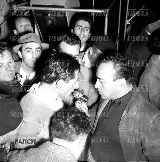 Fausto Coppi intervistato da Mario Ferretti, 1954 - Farabola Immagine digitale