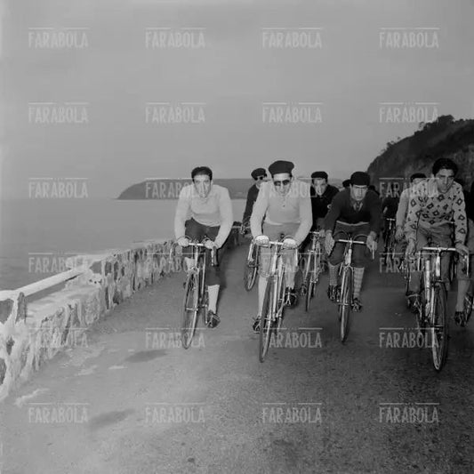 Fausto Coppi si allena in Riviera Ligure, 1953 - Farabola Immagine digitale