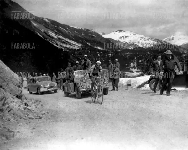 Fausto Coppi sulla vetta del Forno, Giro d'Italia, 1951 - Farabola Immagine digitale