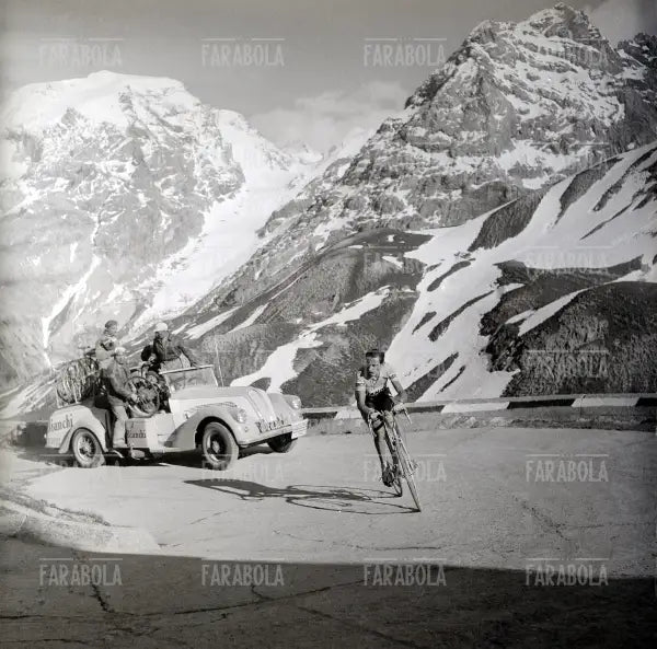 Fausto Coppi sullo Stelvio, Giro d'Italia, 1953 - Farabola Immagine digitale