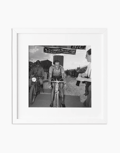 Fausto Coppi, Tour de France 1952 — stampa fine art con cornice bianca