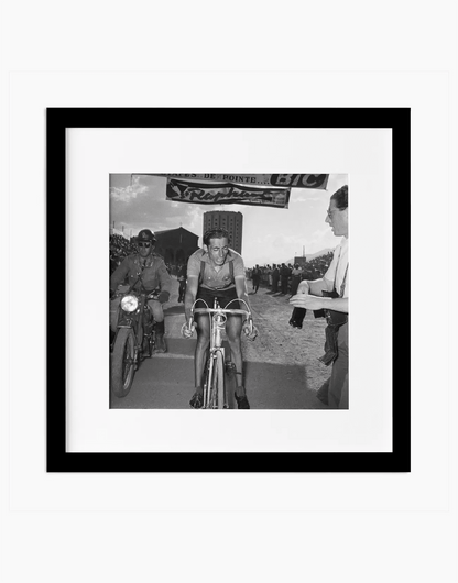 Fausto Coppi, Tour de France 1952 — stampa fine art con cornice nera