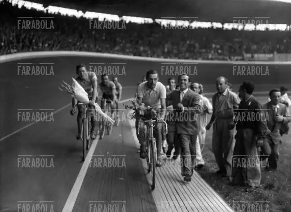 Fausto Coppi vince il Giro d'Italia, Milano, 1947 - Farabola Immagine digitale