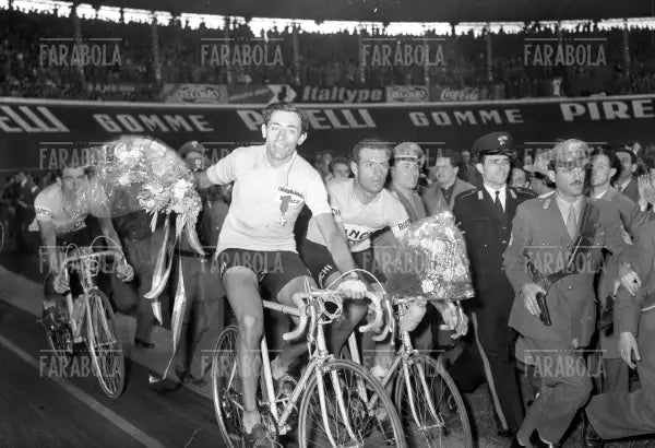Fausto Coppi vince il Giro d'Italia, Milano, 1953 - Farabola Immagine digitale