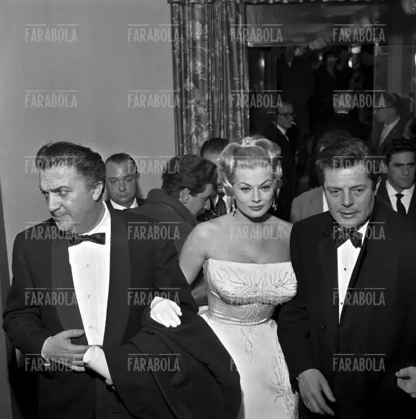 Federico Fellini, Anita Ekberg e Marcello Mastroianni, Milano, 1960 - Farabola Immagine digitale