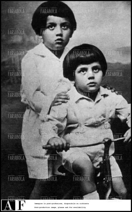 Federico Fellini con il fratello Riccardo, anni 20 - Farabola Immagine digitale