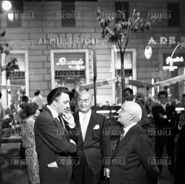 Federico Fellini e Angelo Rizzoli sul set del film La Dolce Vita, 1959 - Farabola Immagine digitale