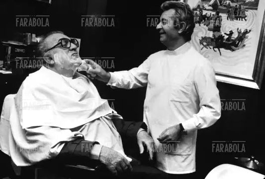 Federico Fellini si fa la barba, Roma, 1983 - Farabola Immagine digitale