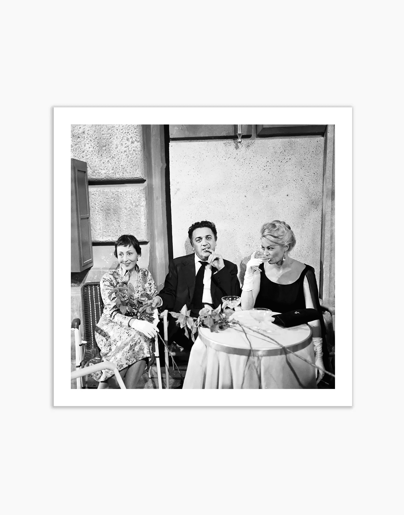 Federico Fellini sul set de La Dolce Vita, 1959 - Farabola WhiteWall App Product