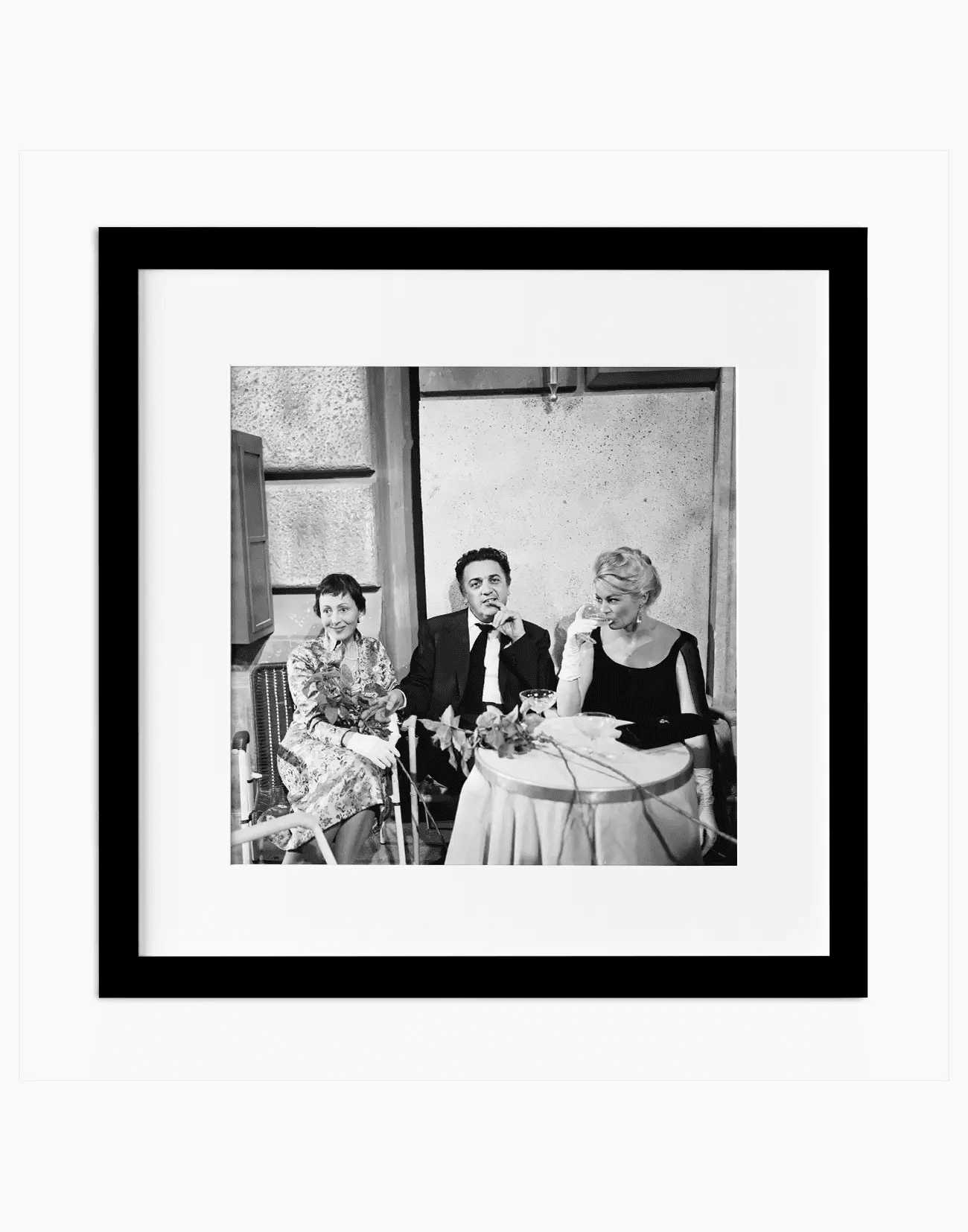 Federico Fellini sul set de La Dolce Vita, 1959 - Farabola WhiteWall App Product